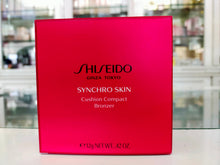 Carica l&#39;immagine nel visualizzatore di Gallery, SHISEIDO SYNCHRO SKIN - CUSHION COMPACT BRONZER
